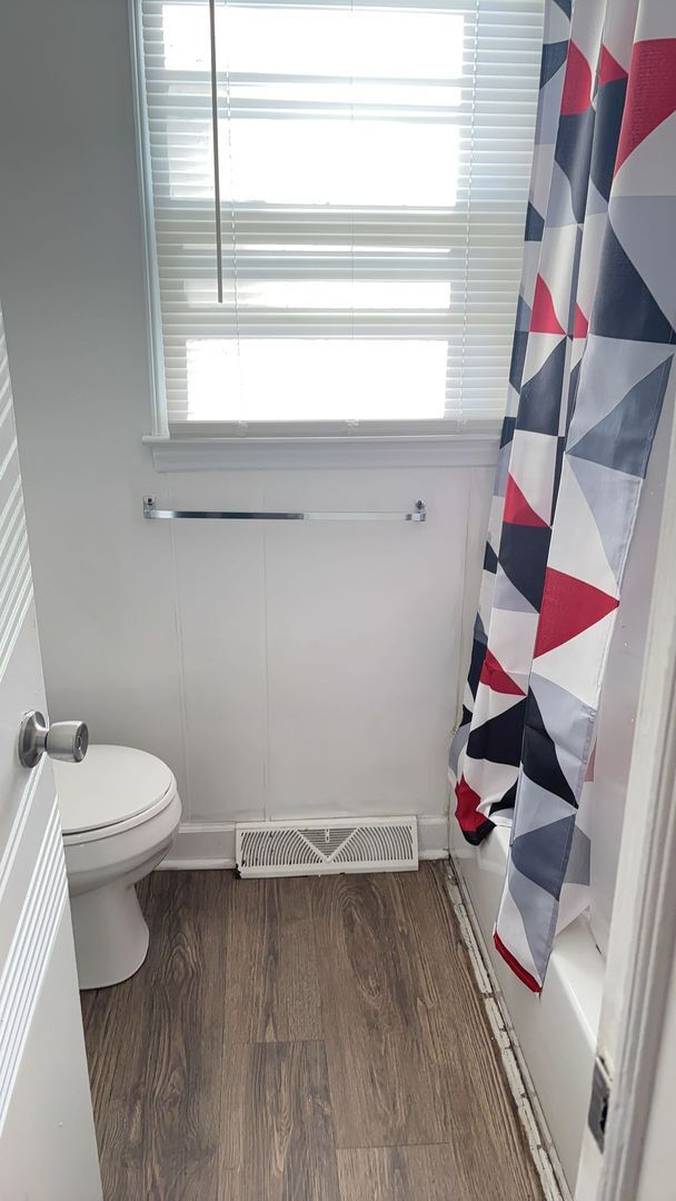 Building Photo - 3 bedroom 1 bathroom house available