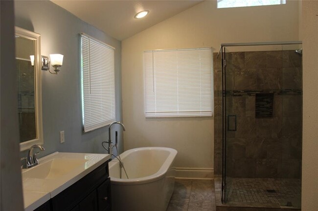 Building Photo - 908 River Rd