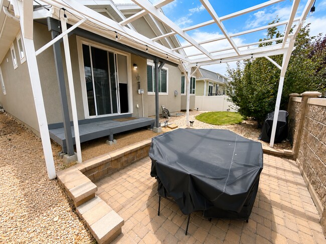 Building Photo - Beautiful 5-bedroom home is a must see!!