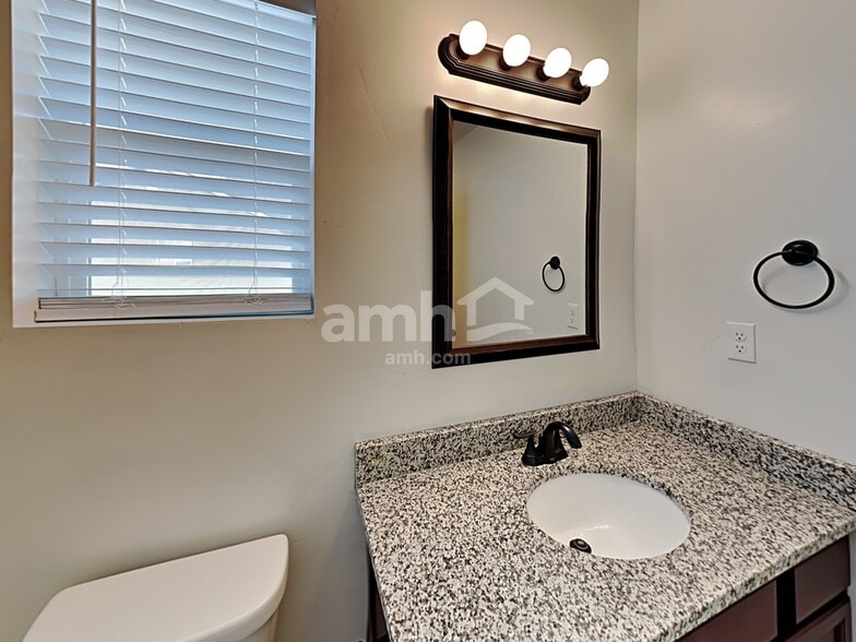 Building Photo - 317 W Willow Creek Dr