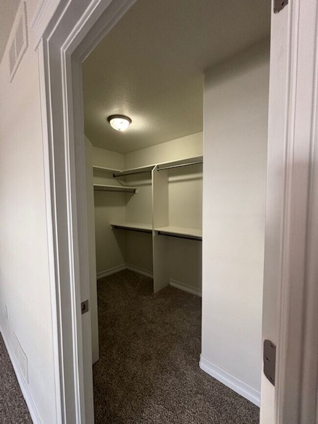 Building Photo - 4 Bedroom 3.5 Bath Townhouse Near Dell Range Blvd.