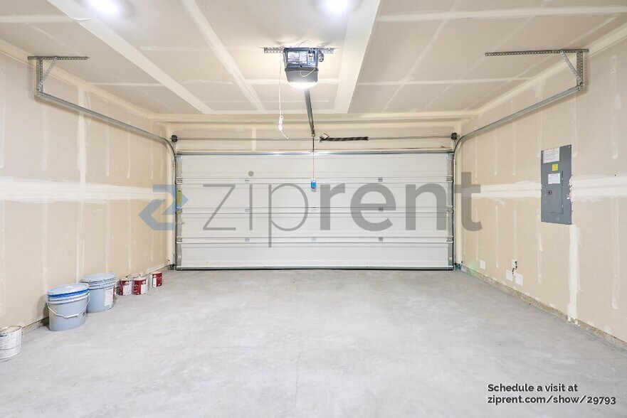 Building Photo - Unit