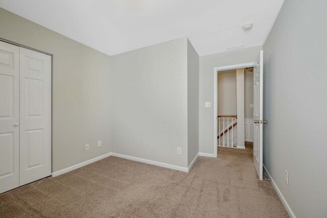 Building Photo - End Unit Townhome in Great Location!