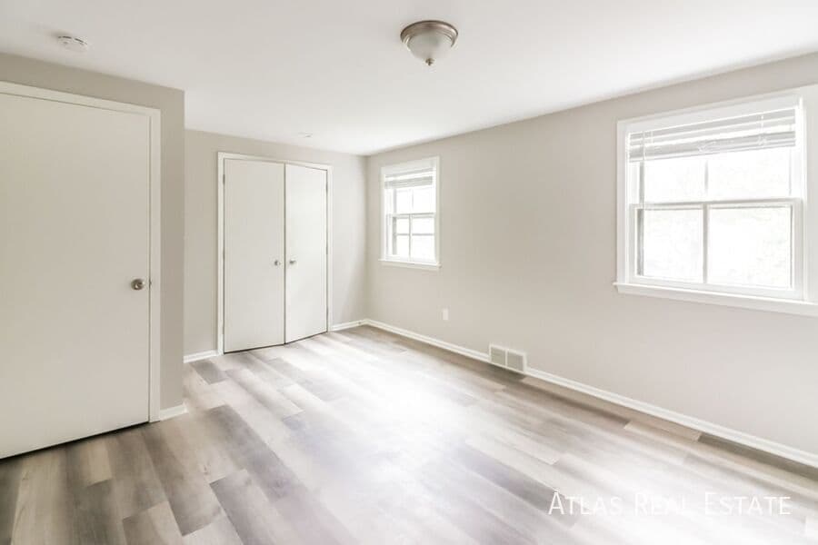 Building Photo - 408 NE Noeleen Ln