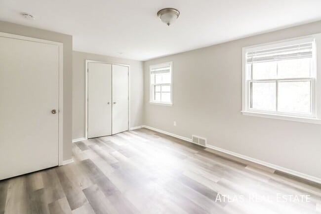 Building Photo - 408 NE Noeleen Ln