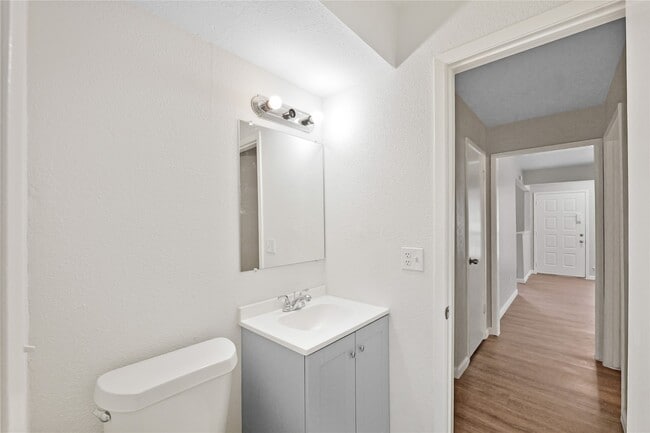 Building Photo - 7111 Pinehook Ln