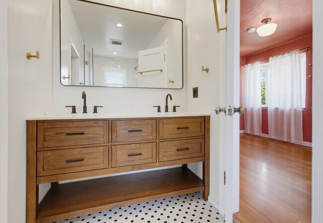 Building Photo - Historic Charm Meets Modern Living – Stunning 5 Bedroom Home on Iconic Myrtle Avenue
