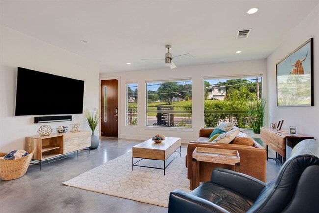 Building Photo - 1009 E 12th St