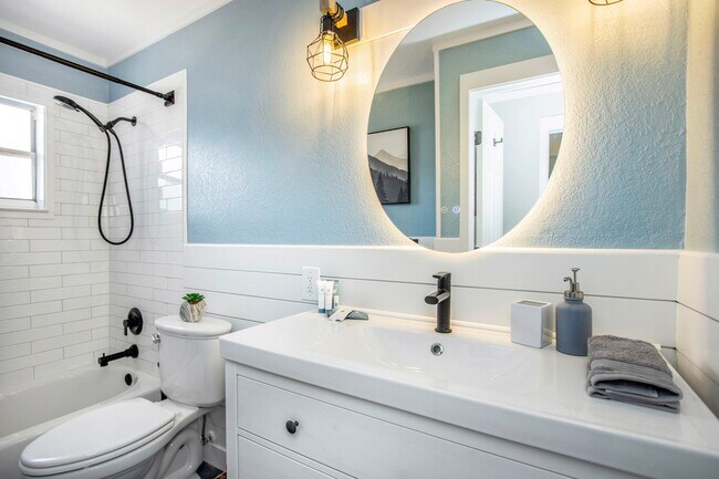 Building Photo - 2081 N Betty Ln