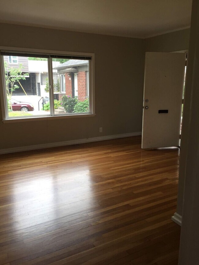 Building Photo - 1bed w/hardwoods, extra storage onsite, co...