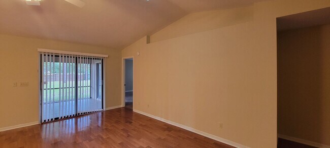 Building Photo - 3/2: Enjoy this nice spacious home in Sunrise.