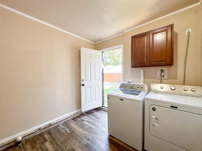 Building Photo - 2-bedroom, 1-bath home in Maxey Park!