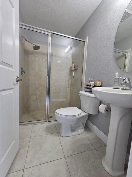 Building Photo - 5721 NW Alcazar Ter