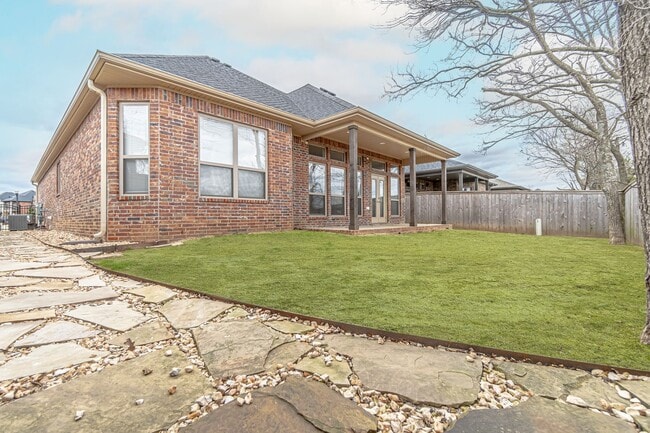 Building Photo - Craftsman Style Home in Bentonville!