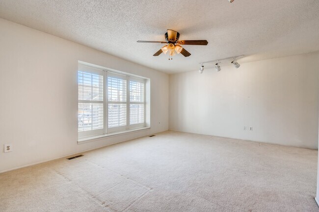 Building Photo - 121 Crawford Cir