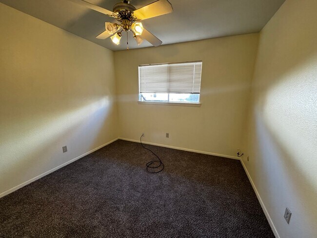 Building Photo - Mid-century Modern Heights Home