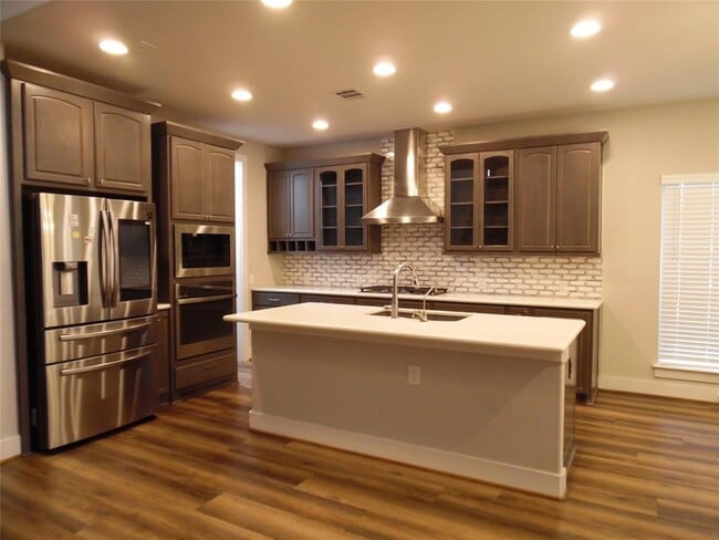 Building Photo - 225 Eagle Ford Dr