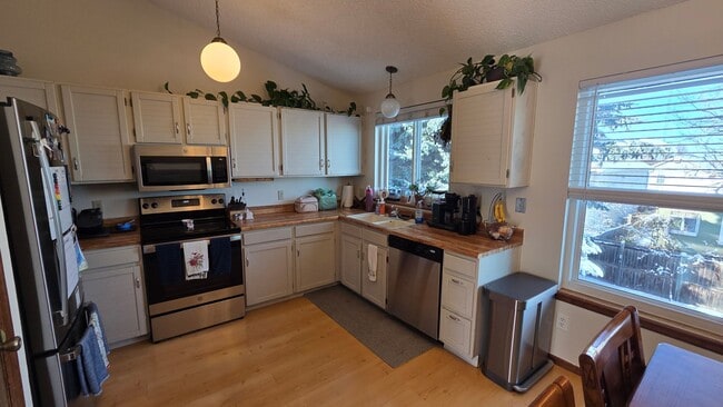 Building Photo - Fantastic 4BR, 3.5BA! Deck, FP, great yard, location!! (Regal)