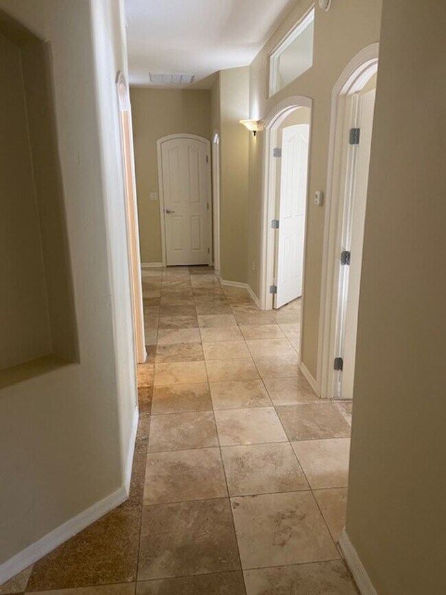 Building Photo - Luxury Living - River and Oracle