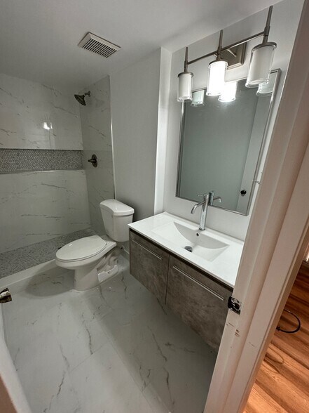 Primary bathroom en suite - 2918 NE 8th Ter