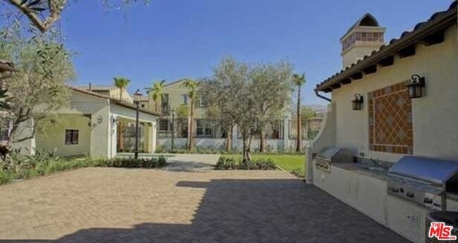 Building Photo - 20329 Paseo Los Arcos