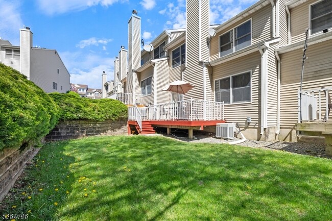 Building Photo - 28 Pinfold Ct
