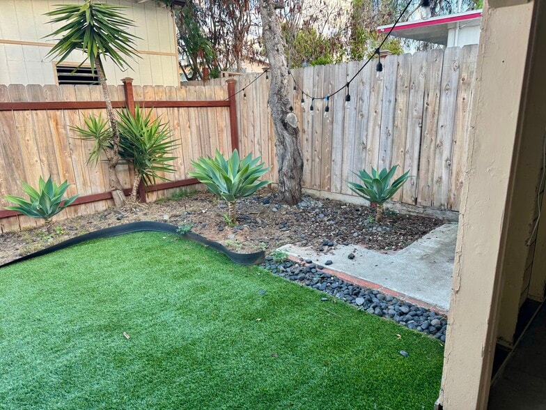 Building Photo - 2280 Pentuckett Ave