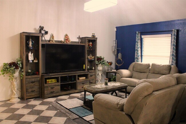 Building Photo - Stylish & Spacious 3-Bed Home