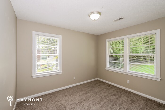 Building Photo - 7031 N Kenwood Dr