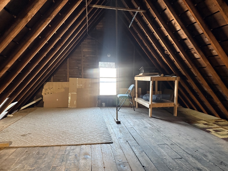 Building Photo - 547a E Dover St