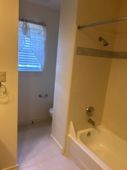 second floor bathroom - 15603 Rose Cres
