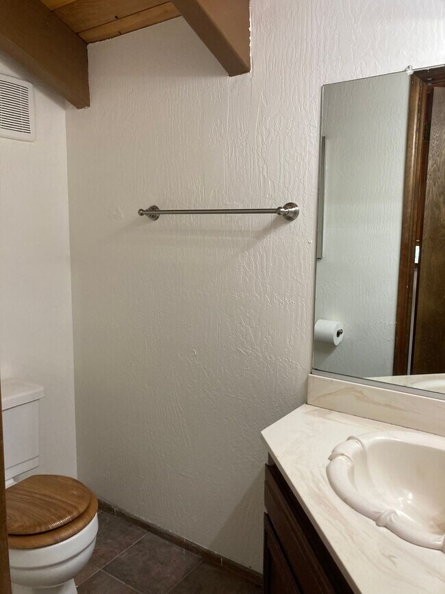 Building Photo - Enchanting Four Bedroom Two and Half Bath Condo in North Meadow Bay.