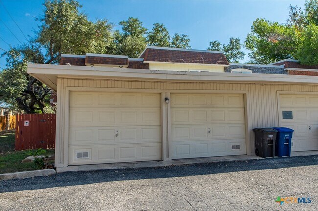 Building Photo - 619 Strings Dr