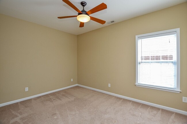Building Photo - Inviting rancher ready now!