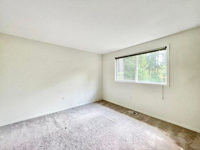 Building Photo - Spacious 5-Bedroom Home in Prime Location