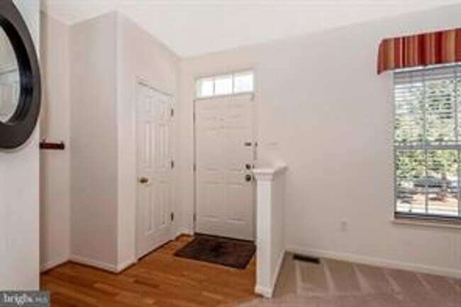 Building Photo - WELL MAINTAINED TOWNHOUSE WITH ONE CAR GARAGE, DECK,