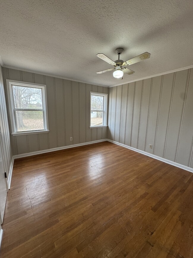 Building Photo - 708 Vassar Dr