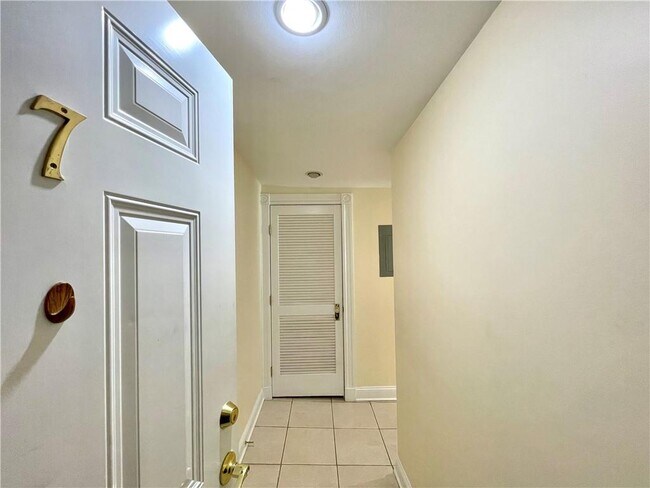 Building Photo - 14 Dresser St