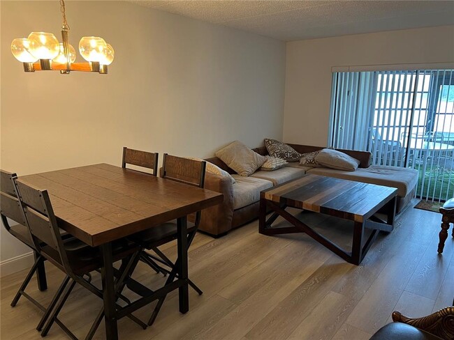 Building Photo - 333 Woodlake Wynde