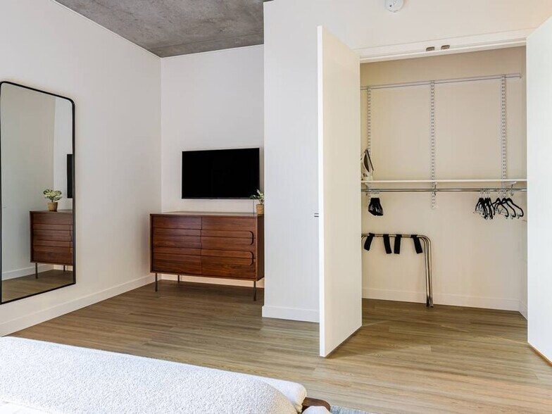 Building Photo - 1550 NW Naito Pkwy