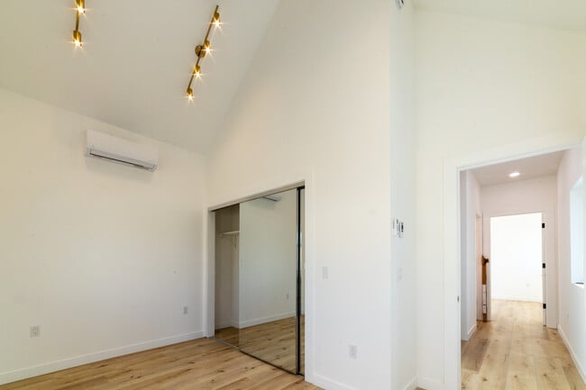 Building Photo - 4369 Rosewood Ave