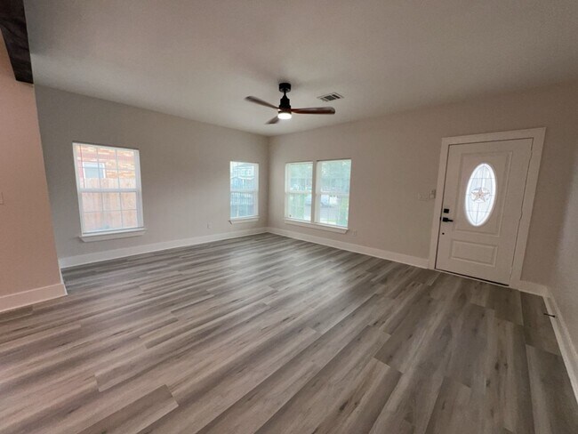 Building Photo - 224 Everton St