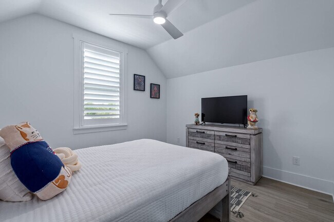 Building Photo - 5484 3rd St