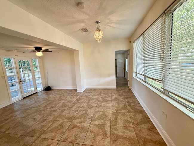 Building Photo - Euclid/Woodlawn Roommate Dream 4/3 home