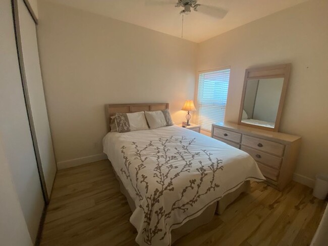 Building Photo - 2 bedroom 2 bathroom Seasonal rental in Se...