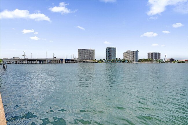 Building Photo - 2160 Bay Dr
