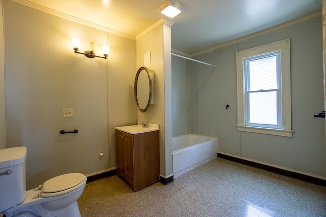 Building Photo - Available 8/1/26 - Spacious Newly Renovate...