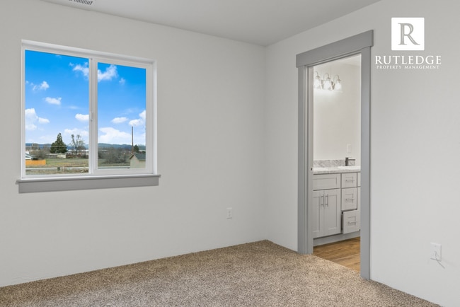 Building Photo - 3 Bed/2.5 Bath Townhome in Medford