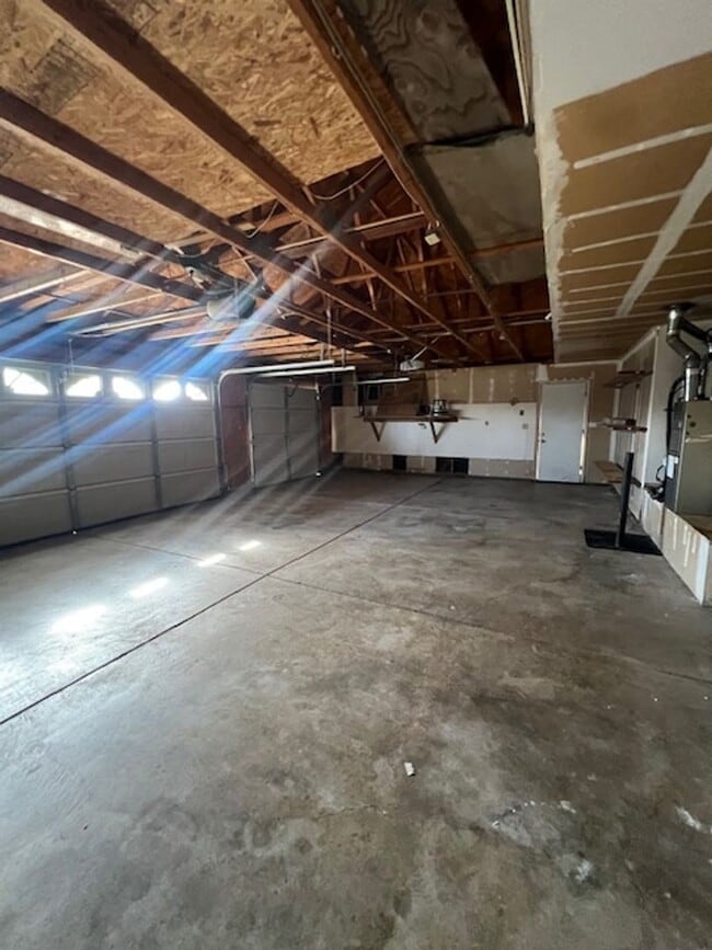 Building Photo - Beautiful spacious home