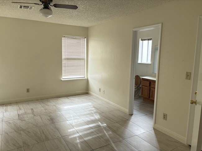 Building Photo - 6437 Chippindale Ln